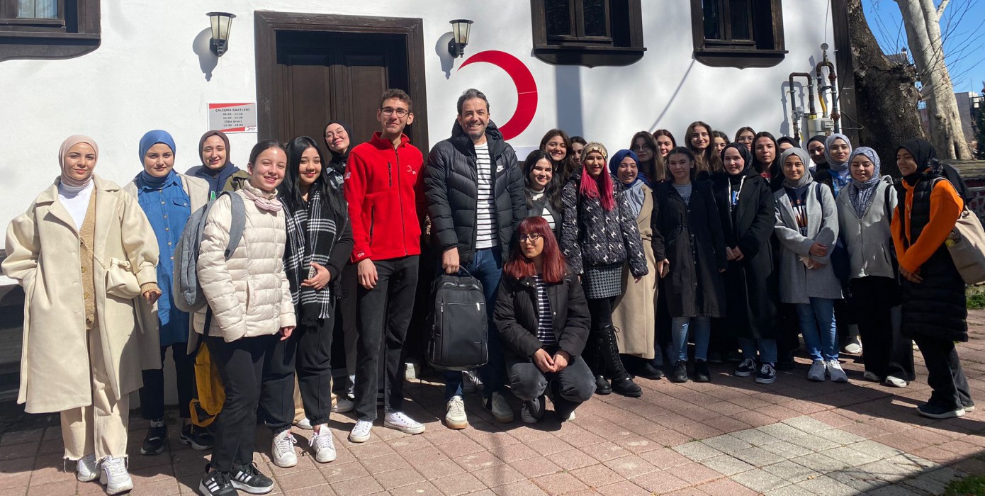 Sosyal Hizmet Bölümü Öğrenci ve Akademisyenlerinden Türk Kızılayına Ziyaret